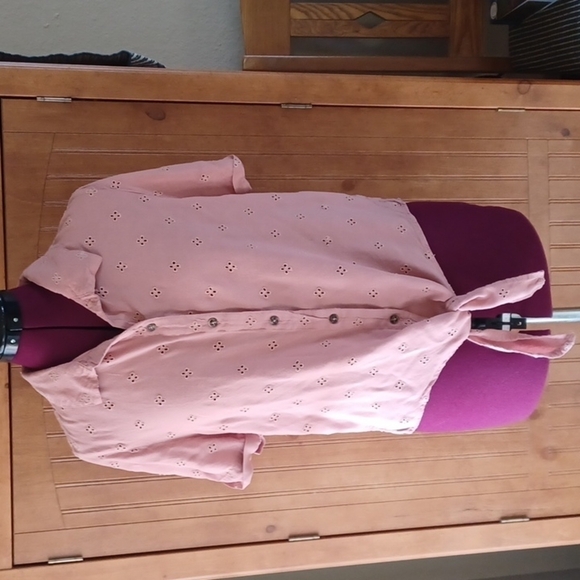 DIP EYELET LACE TOP - Picture 1 of 8